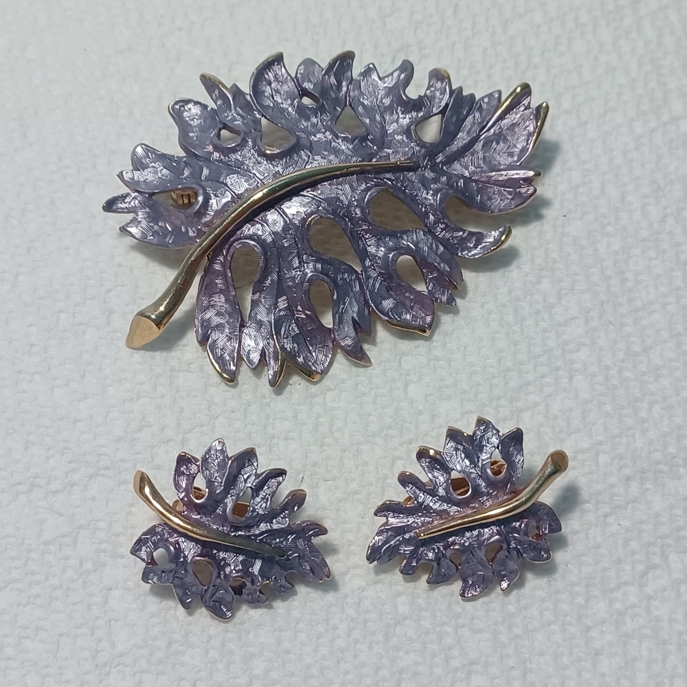 Vintage Lavender Enamel & Goldtone Leaf Brooch With Clip Earrings